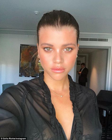 Sofia Richie:clean flawless skin Sofia Richie Makeup, Sophia Richie, Simple Products, Cool Makeup Looks, Sofia Richie, Model Aesthetic, Hair Shows, Hazel Eyes, Natural Makeup Looks