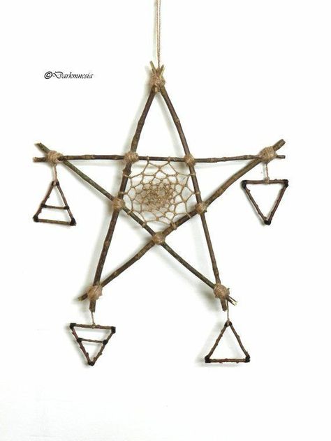 Pagan Dream Catcher, Pentacle Crafts, Halloween Hanging Decor, Pentacle Dreamcatcher, Pentagram Dreamcatcher, Witch Crafts Diy, Wooden Art Ideas, Branch Crafts, Magick Crafts