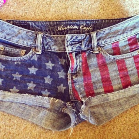 hand painted flag shorts (: super easy and pretty reasonable! for a fun and festive 4th of July outfit just grab a pair of jean shorts, painters tape, red and blue fabric paint, star stickers, and a brush! Americana Clothes, American Flag Shorts, 4th Of July Outfit, 4th Of July Outfits, Southern Girl, Star Stickers, Painters Tape, Fabric Paint, 2000s Fashion