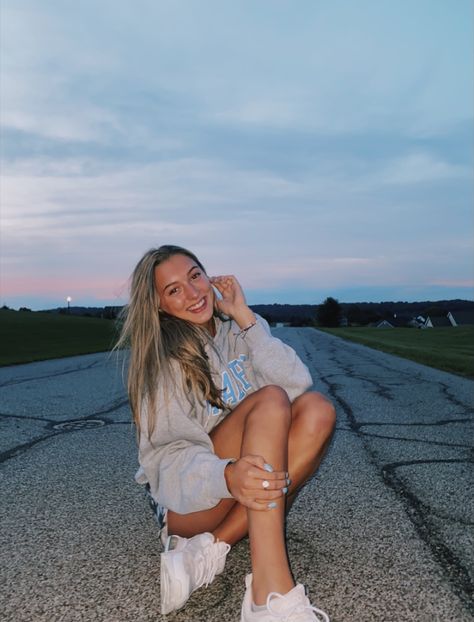 1 Person Picture Ideas, Summer Sunset Photoshoot, Sunset Photo Shoot Ideas, Outside Pic Ideas, Instagram Worthy Poses, Insta Photo Ideas Sunset, Sunset Instagram Pictures Field, Sunset Picture Poses, Cute Sunset Pictures Poses