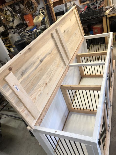 Inside Dog Kennel Ideas Diy, Dog Kennel Inside, Small Wood Projects Awesome Ideas, Small Wood Projects Diy, Cabin Basement, Diy Projects Wood, Indoor Dog Kennel, Dog Kennel Designs, Puppy Room