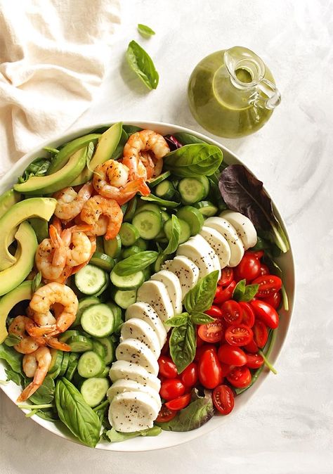 or Caprese Lunch, Shrimp Salad Recipes Healthy, Croissants Breakfast, Recipes Aesthetic, Salad With Shrimp, Salad Design, Yummy Veggies, Lemon Salad, Shrimp Salad Recipes