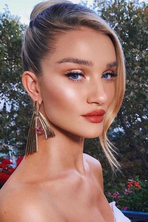 Wedding Hairstyles And Makeup, Natural Prom Makeup, Makeup Tip, Makeup For Blondes, Beauty Make-up, Penteado Cabelo Curto, Glowy Makeup, Rosie Huntington Whiteley, Lace Hair