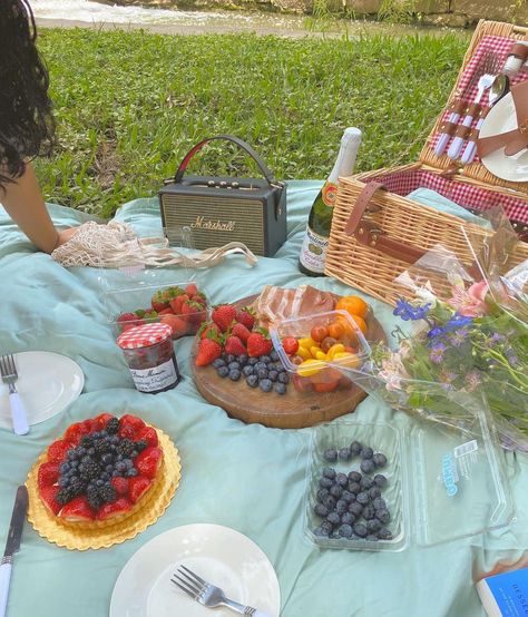 Picnic For Boyfriend, Pizza Picnic Date, Pizza Picnic, Sparkling Apple Cider, Picnic Date Food, Chill Aesthetic, Picnic Summer, Picnic Date, Spring Celebration