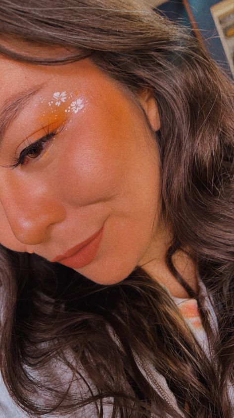 Eyeshadow, makeup, orange, hibiscus, summer, eyeliner Luau Party Makeup, Hawaiin Theme Makeup, Hawaiian Party Makeup, Hawaiian Flower Face Paint Easy, Hawaiian Party Makeup Ideas, Hibiscus Flower Eye Makeup, Hawaiian Makeup Look Eye, Surfer Makeup Look, Hawaiian Theme Makeup