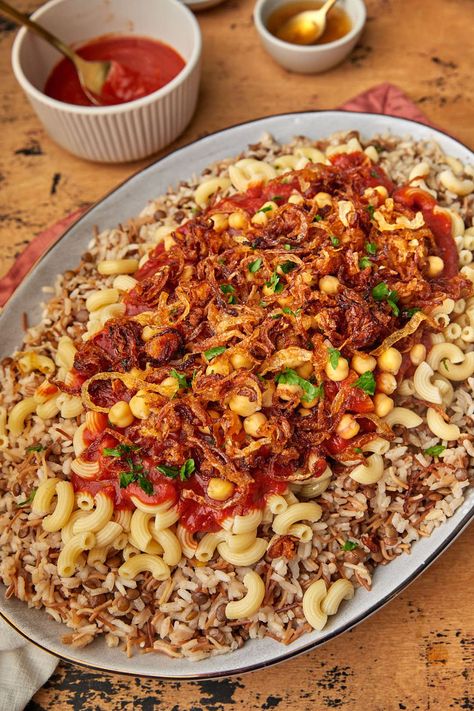 Koshari Recipe Egyptian Food, Arabic Dinner Recipes, Middle Eastern Pasta, Koshary Egyptian, Vacation Dinner Ideas, Lentil Rice Recipe, Egyptian Food Recipes, Egyptian Koshari Recipe, Ramadan Dishes