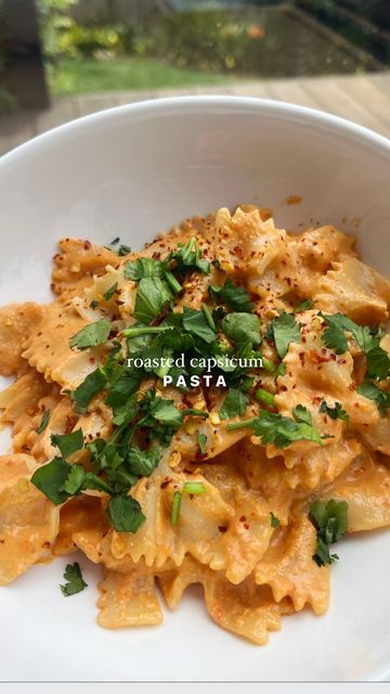 Tropeaka® Nutrition to Conquer on Instagram: "ROASTED CAPSICUM PASTA 🫑✨ What’s your favourite dinner recipe?! We’re obsessed with this Roasted Capsicum Pasta recipe (inspo: @coconutandbliss)! INGREDIENTS  ↴ 380g farfalle pasta 1 red capsicum sliced 4 tbsp olive oil 1 head garlic ¾ cup cashews, soaked ½ cup nutritional yeast Salt, to taste 1 tsp chilli flakes ¾ cup pasta water METHOD ↴ 1. Preheat the oven to 220C. Line a tray with baking paper. Toss the capsicum with 3 tbsp of the olive oil an Capsicum Pasta, Yellow Capsicum, Roasted Capsicum, Farfalle Pasta, Pasta Water, Favorite Recipes Dinner, Chilli Flakes, Baking Paper, Nutritional Yeast