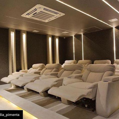 Realistically - when was the last time you went to a movie theater? Chances are, due to the pandemic you’ve probably been streaming Netflix or Hulu movies off your TV for a few years now. So, why not expand that space and make a legitimate home theater room? Follow along for the best 25 basement Cool Rich Bedrooms, Theater Room Ideas Luxury, Package Room Design, Cinema Room Design, Sala Cinema, Basement Home Theater, Home Theater Room Design, Theater Room Design, Home Cinema Room