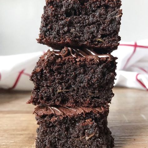 Low carb zucchini Brownie Bites - Healthy Life Trainer Low Carb Zucchini Brownies, Keto Zucchini Brownies, Zucchini Brownie, Zucchini Desserts, Brownie Bites Recipe, Baking Vegan, Zucchini Brownies, Healthy Low Carb Dinners, Low Carb Brownies