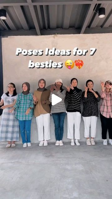 vibes photography™ | 3ᴍ on Instagram: "Posing ideas for besties 👯‍♀️😍 Tag your besties 💕 
by @yankeecloset
.
.
©®™Copyright ©️ issues please text or mail us to remove your content 🙏🏻 ( E-mail - Vibesphotographyy@gmail.com )
. 
.
#reels #besties #reelsinstagram #posingtips #posingideas #posing #poses #portraitphotography #friends #instagram" Group Selfie Poses, Ideas For Besties, Group Photo Poses, Vibes Photography, Group Photography Poses, Funny Poses, Group Poses, Best Friend Poses, Group Photography