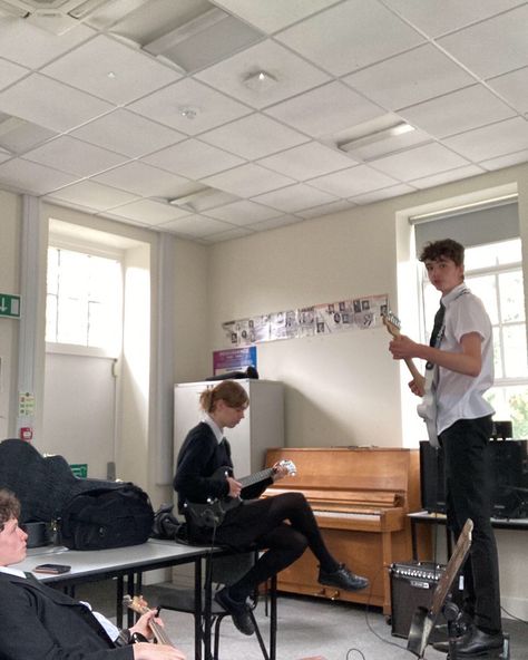 school band practise Band Practice Room Aesthetic, Highschool Band Aesthetic, Music Class Aesthetic, School Band Aesthetic, Band Aesthetic High School, Band Practice, Band Playing, Music Club, Music Vibes