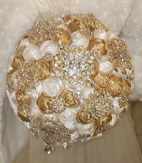 Gold Ramo Quince, Champagne Bouquet Quince, Gold Bouquet Quinceanera, Champagne Quince Theme Decor, Gold Quinceanera Theme Ideas, Pastel Yellow Quinceanera Theme, Gold Charro Quinceanera Theme, Sweet 16 Decorations Champagne, Quince Decorations White And Gold