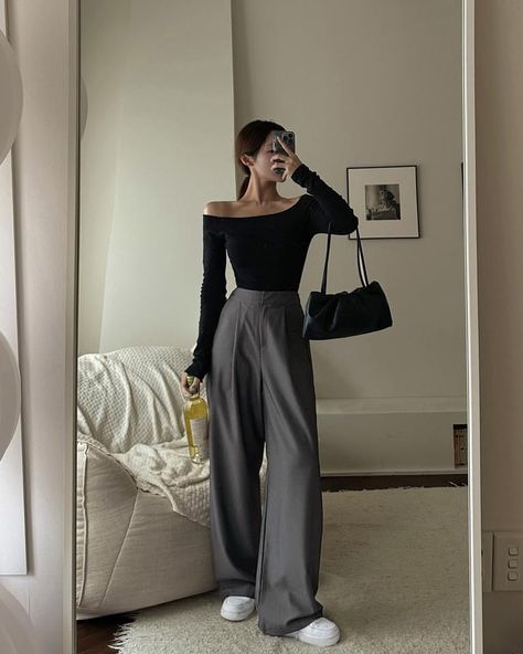 Winter Sunny Day Outfit, Elegant Modest Everyday Outfits, Aritzia Effortless Pant Outfit Casual, Khaki Dress Pants Outfit, Grey Pants Business Casual, Basic Elegant Outfits, Monochrome Outfit Women, 150cm Outfit, Dark Blue Pants Outfit