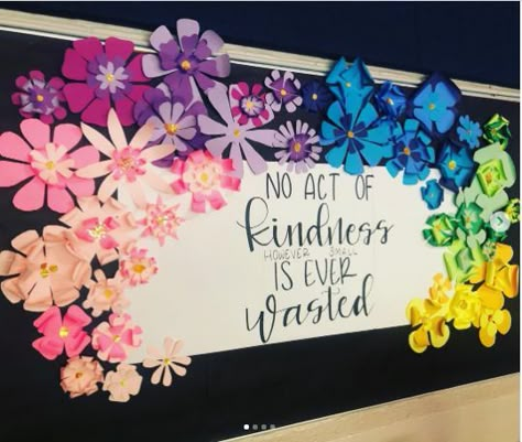 Flower Bulletin Board, Flower Bulletin Boards, Office Bulletin Boards, Elementary Bulletin Boards, Making Origami, Teacher Bulletin Boards, Bulletin Board Design, School Board Decoration, Flowers Glitter