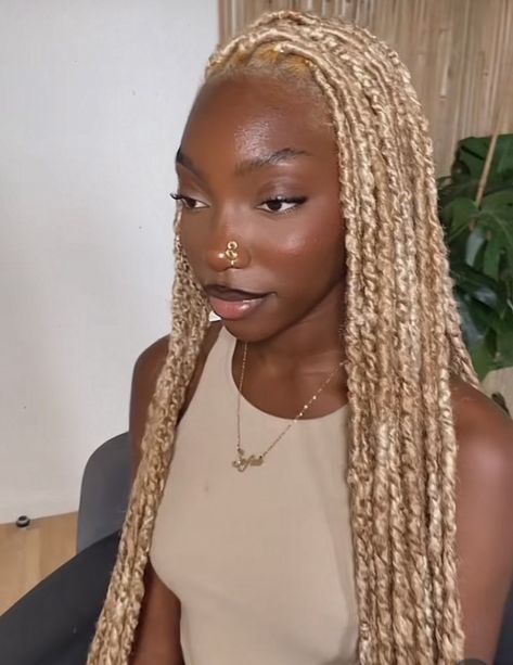 Braids Color For Dark Skin, Blonde Locs Black Women Dark Skin, Blonde Locs On Dark Skin, Blonde Hair Braids Black Women, Blond Soft Locs, Blonde Soft Locs Black Women, Blonde Protective Styles Black Women, Colored Box Braids On Dark Skin, Dark Skin Blonde Braids