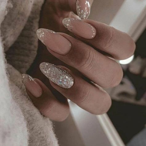 Oval Glitter Nails, Ongles Beiges, Nails Aesthetics, Gold Gel Nails, Shiny Nails Designs, Romantic Nails, Beige Nails, Shiny Nails, Sparkle Nails