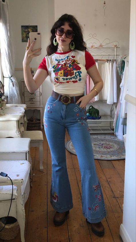 Vintage Colourful Outfits, Vintage Outfits With Jeans, Vintage Outfits Inspo Women, Vintage Outfits For Women Summer, 70s Fashion 2023, 70s Outfits Midsize, 80s Fashion For Women Outfits, Spring 70s Outfit, 80 Aesthetic Fashion