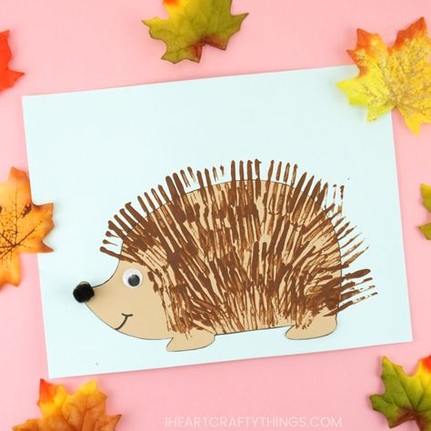 Free Hedgehog Template -3 Cute ways to make Hedgehogs for Fall! Skunk Craft, Hedgehog Template, Hedgehog Crafts, Hedgehog Craft, Craft Preschool, Scarecrow Crafts, Fox Crafts, Fun Fall Crafts, Fall Arts And Crafts