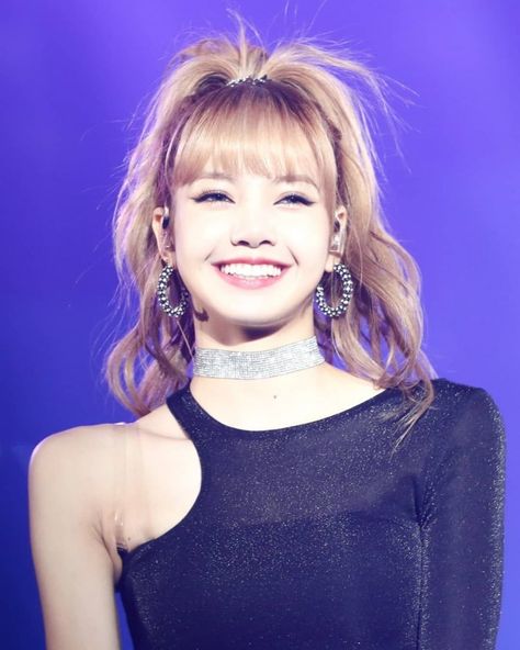 Idols with perfect 90-degree shoulder lines https://www.allkpop.com/article/2019/04/idols-with-perfect-90-degree-shoulder-lines Lisa Hair, Lisa Bp, Lisa Blackpink Wallpaper, Lalisa Manobal, Dancing Queen, Blackpink Photos, Blackpink Fashion, Lalisa Manoban, Stage Outfits