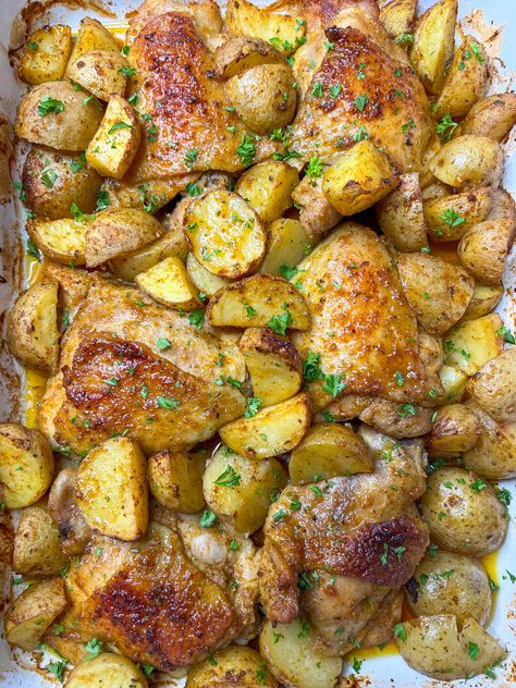 Baked Italian Dressing Chicken Thighs and Potatoes recipe Baked Italian Dressing Chicken, Crockpot Chicken Leg Recipes, Chicken Thighs And Potatoes, Italian Dressing Chicken, Chicken Thighs Dinner, Chicken Thights Recipes, Italian Baked Chicken, Oven Baked Chicken Thighs, Chicken Leg Recipes