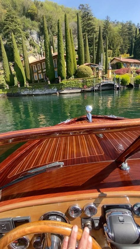 Lake Como Boat, Chill Vibes Aesthetic, Aesthetic Video Ideas, Visuals Aesthetic, Aesthetics Nature, Lake Como Villas, Backgrounds Vintage, Relaxing Videos, Boat Wallpaper