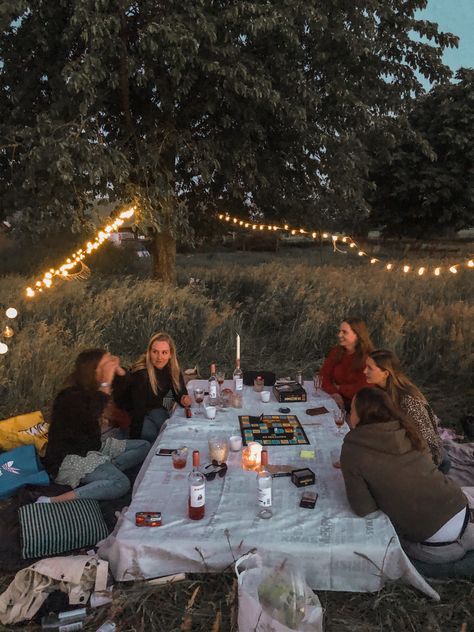 Fun Birthday Aesthetic, Friends Garden Party, Surprise Birthday Party Aesthetic, Birthday Surprise Aesthetic, Spiritual Birthday Party, Surprise Party Aesthetic, Birthday With Friends Aesthetic, Birthday Outside, Field Party