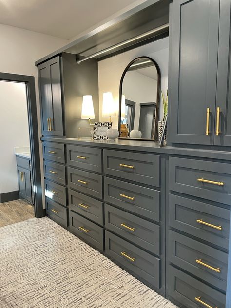 Built In Bedroom Cabinets, Master Closet Design, Layout Home, Bedroom Built Ins, Bedroom Decoration Ideas, Bedroom Built In Wardrobe, Built In Dresser, Closet Built Ins, Home Office Layout