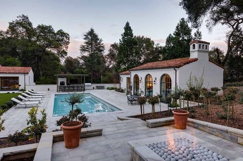 Spanish Colonial style estate in California with warm and inviting interiors Spanish Pool, Mediterranean Exterior Homes, Inviting Interiors, Spanish Colonial Homes, Mediterranean Exterior, Colonial Mansion, Spanish Modern, Aspen Leaf, Beach Bungalow