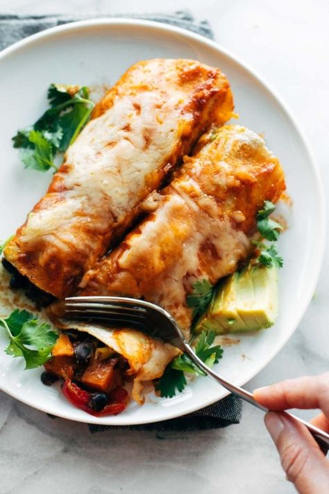 Easy Veggie Enchiladas Recipe - Pinch of Yum Burger Vegetarian, Sandwich Vegetarian, Veggie Enchiladas, Pinch Of Yum, Vegetarian Enchiladas, Easy Enchiladas, Homemade Enchiladas, Enchiladas Recipe, Easy Veggie