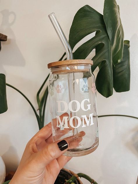 Glass Tumbler Design, Beer Glass Cups, Beer Cup, Glass Coffee Cups, Tumbler Cups Diy, Mom Tumbler, Iced Coffee Cup, Dog Mama, Mom Coffee