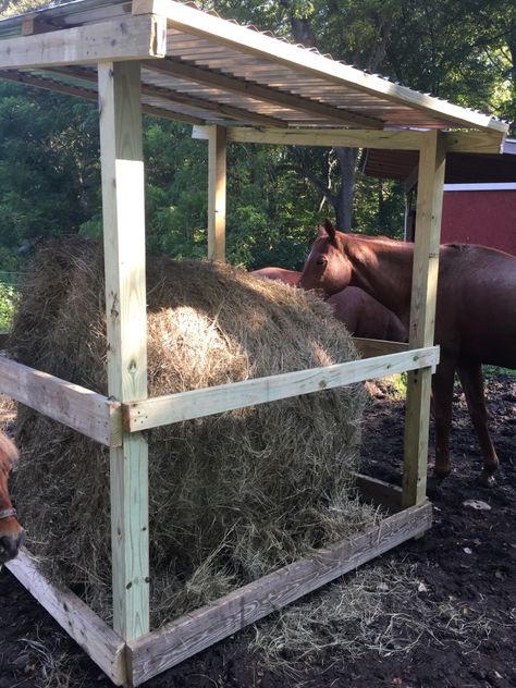 Horse Feeder Diy, Round Bale Hay Feeder, Hay Hut, Diy Hay Feeder, Round Bale Feeder, Hay Feeder For Horses, Cattle Feeder, Horse Feeder, Horse Farm Ideas