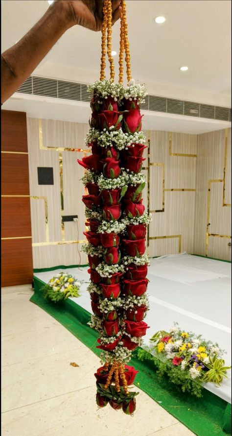 Trendy Garlands For Indian Wedding, Hindu Garlands Wedding, Garlands For Weddings Indian, Garland Wedding Indian, Wedding Mala Rose, Jai Mala, Door Flower Decoration, Wedding Mala, Flower Garland Diy