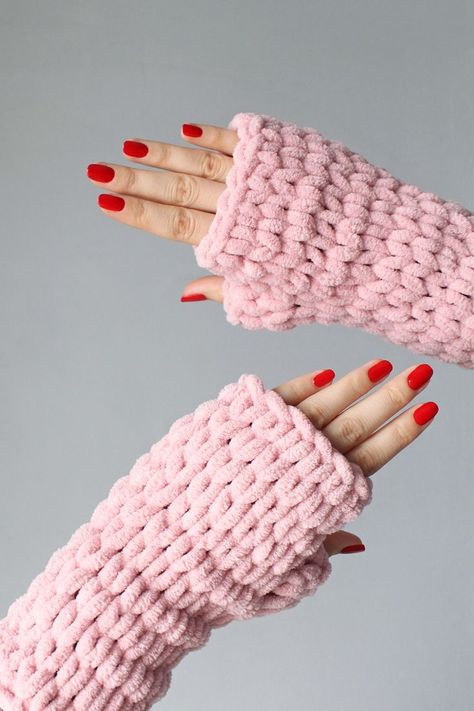 Yarn Diy Projects, Pink Mittens, Crochet Hand Warmers, Crochet Mittens Pattern, Hand Knitting Diy, Glove Pattern, Pink Gloves, Gloves Pattern, Gloves Design