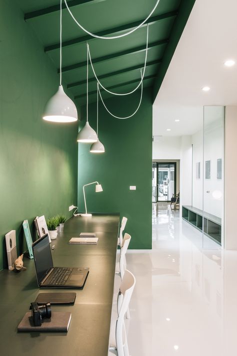 Again - really like the bright feature wall that offsets the white. And the use of white light to compliment as well. Think this could look great with our ntegrity teal colour Interior Design Color Schemes, Corporate Office Decor, Green Office, Interior Design Color, Minimalist Office, Green Walls, Office Colors, Interior Design Magazine, Green Interiors