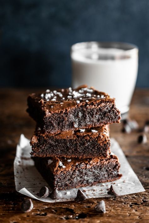 salted brownies Salted Brownies, Brownies Decorados, Food Photography Cake, Brownies Cheesecake, Dinner Sandwich, Food Photography Dessert, Baking Photography, Bread Food, Brownie Toppings