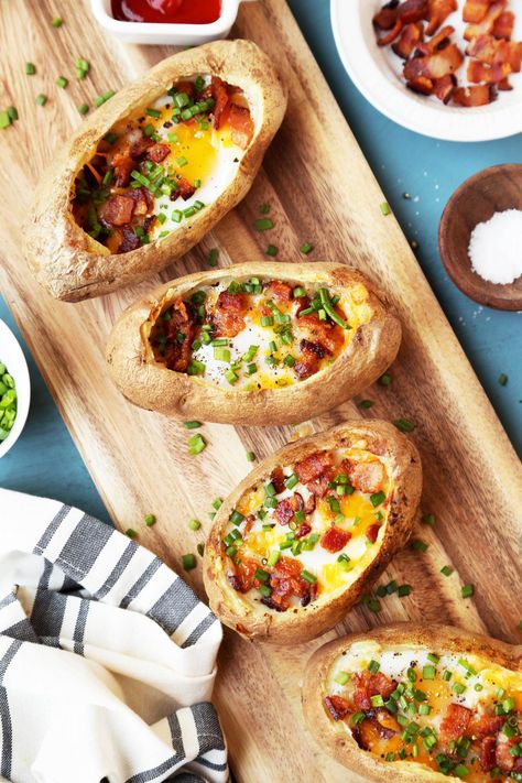 Breakfast Baked Potatoes - The Candid Appetite Breakfast Baked Potatoes, Potato Breakfast Recipes, Champagne Breakfast, Menu Sarapan Sehat, Baked Potato Recipes, Breakfast Potatoes, Twice Baked Potatoes, Potato Skins, Baked Potatoes