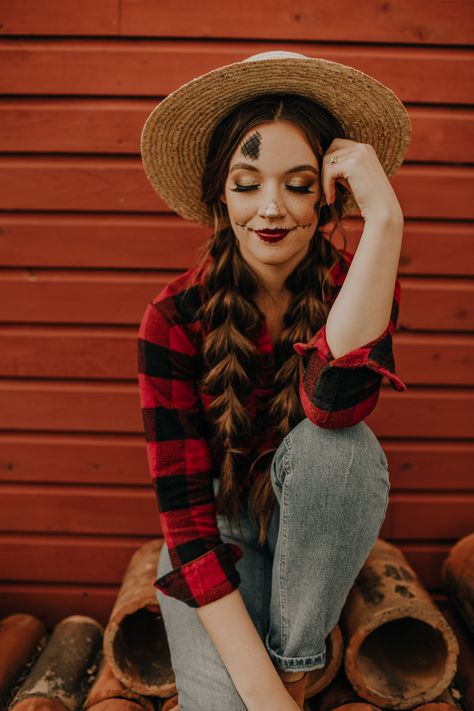 Scarecrow Hairstyles, Scarecrow Photoshoot, Hipster Halloween Costume, Actividades Halloween, Warm Halloween Costumes, Halloween Styled Shoot, Halloween Block Party, Halloween Costumes Scarecrow, Crow Costume