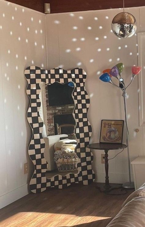 Funky Floor Length Mirror, Revamp Mirror Frame Ideas, Diy Funky Mirror Frame, Mirror Revamp Diy, Cool Mirror Ideas Diy, Funky Mirror Ideas Diy, Funky Furniture Diy Creative, Diy Funky Mirror, Painted Full Length Mirror