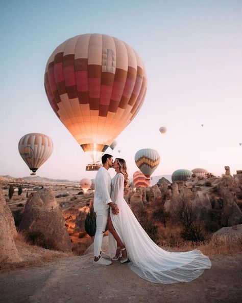 Engagement Photo Shoot Beach, Hot Air Balloon Wedding, Hot Air Balloon Adventure, Top Places To Travel, Cappadocia Turkey, Outdoor Wedding Photos, Turkey Travel, Wedding Photography Poses, Pre Wedding Photoshoot