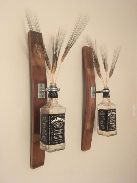 Wine barrel staves with Jack Daniels bottles as wall decor from Rock of Etches (Facebook rockofetches) Whiskey Barrel Wood Ideas, Jack Daniels Barrel Ideas, Whiskey Bottle Decor, Jack Daniels Decorations, Bourbon Stave Projects, Whisky Decoration, Whiskey Barrel Stave Ideas, Barrels Decor Ideas, Barrel Decor Ideas