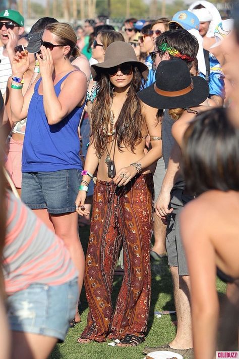 Celebrity inspiration: Vanessa Hudgens Coachella Fashion Vanessa Hudgens, Coachella Outfit Vanessa Hudgens, Vanessa Hudgens Boho, Vanessa Hudgens Coachella, Estilo Vanessa Hudgens, Vanessa Hudgens Style, Boho Life, Coachella Fashion, Hippie Girl