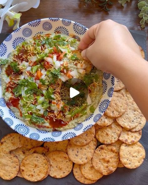 Chaat Platter, Potato Aloo, Chaat Party, Papdi Chaat Recipe, Hummus Dip, Easy Dips, Chaat Recipe, Pita Chips, Chaat Masala