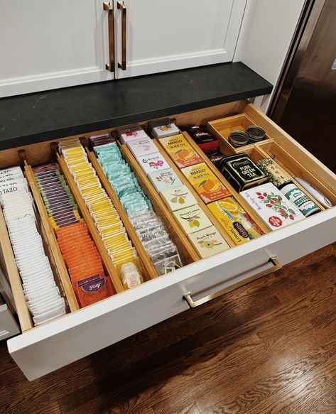 From herbal blends to classic favorites, every tea bag has its place. This tea drawer is a perfect example of using dividers to keep your… | Instagram Tea Drawer Organization, Tea Drawer, Tvd Dr, Tea Box Storage, Herb Storage, Tea Cabinet, Tea Organization, Tea Bag Organizer, Tea Station