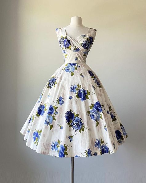 Whale Dress, Womens Trendy Dresses, Vintage Dresses 50s, Elegant Attire, Elegant Dresses For Women, 50s Dresses, 50s Fashion, Sweet Dress, Knee Length Dresses