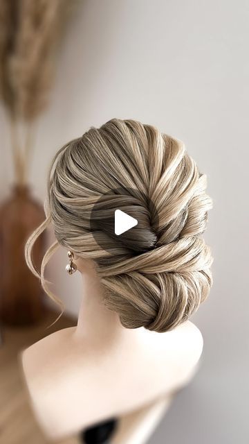 Willemijn Vlot • Hairdo by Mijntje • Bruidsstyliste on Instagram: "Bridal updo tutorial 🤍  Watch, save & learn 🌿 Using spraywax from @keunehaircosmetics & OSiS+ hairspray from @schwarzkopfpro  . . . #hairstyling #instahair #hairdo #hairstyle #hairstyles #hairinspo #hairinspiration #behindthechair #hairvideo #weddinghair #weddinghairstyle #weddingupdo #weddingupdos #updo #bridalhair #updos #updostyle #braids #braidedhair #hairdobymijntje  #hairofinstagram #hairgoals #hairtutorial #weddinghairstyles #bridalhairstyle  #stylistssupportingstylists  #haircrush #bridalupdo #bridehairstyle #bridalhairstyles" Flat Iron Updo Hairstyles, Hair Updos Tutorials Videos, Bride Up Dos Wedding Day, Wedding Bun Hairstyles For Long Hair, Loose Updos For Medium Length Hair, Vintage Updos For Medium Length Hair, Wedding Buns Hairstyle, Long Hair Updo Easy Wedding, Up Dos For Long Hair Bridesmaids