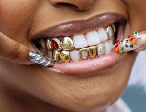 Gold Slugs, Gold Teeth Grillz, Teeth Gems, Pretty Teeth, Grillz Teeth, Diamond Grillz, Gold Grill, Dope Jewelry Accessories, Gold Grillz