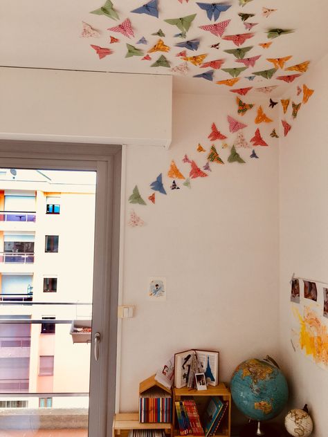 Papillons origami déco murale Origami Room Decor Wall Art, Origami Decoration Wall, Origami Hanging Decorations, Origami Room Decor, Origami Wall Hanging, Deco Origami, Diy Origami Decor, Small Reading Nook, Diy Origami Home