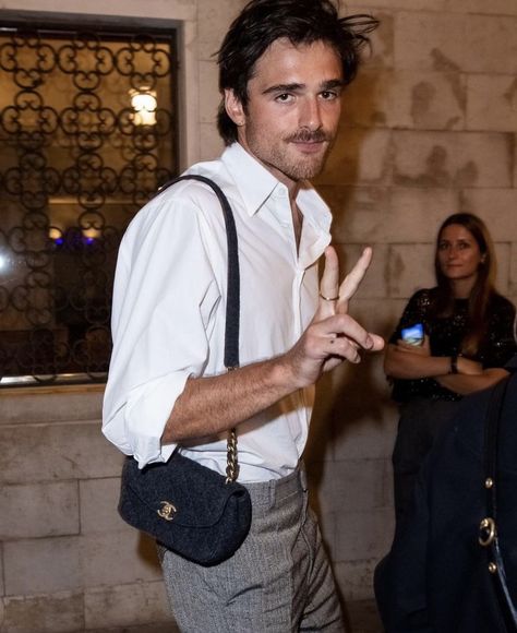 Jacob Elordi Bag, Jacob Elordi Bags, Chanel Boy Bag Outfit, Chanel Men, Jacob Elordi, Chanel Boots, Mens Bags Fashion, Man Bags, Men Bag