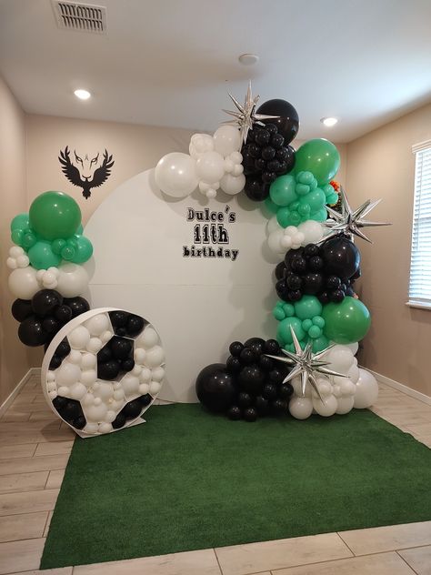 Balloon Soccer Decoration, Soccer Theme Decorations, Soccer Balloon Arch Ideas, Soccer Backdrop Ideas, Soccer Birthday Backdrop, Football Theme Backdrop, Soccer Balloon Arch, Soccer Balloon Garland, Soccer Backdrop