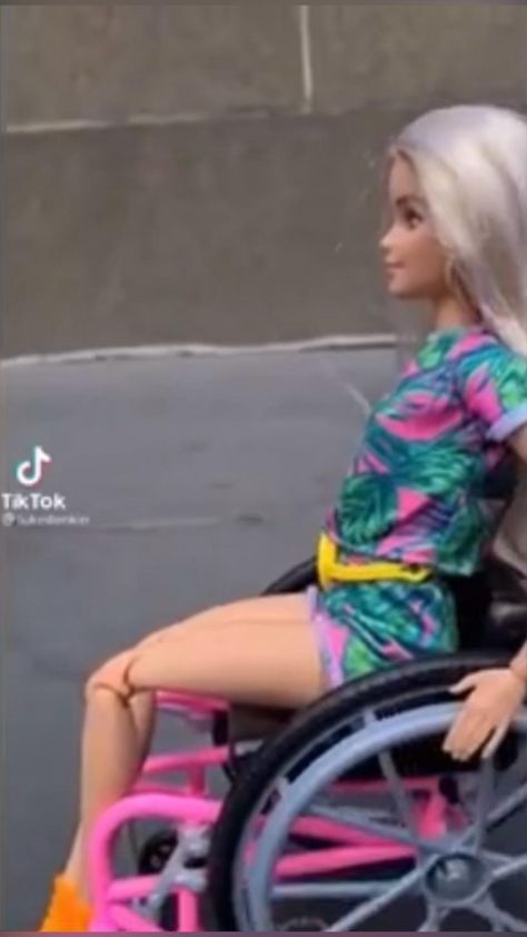 Barbie Funny, Bad Barbie, Vines Funny Videos, Im A Barbie Girl, Crazy Funny Pictures, Funny Short Clips, Funny Dude, Very Funny Pictures, Extremely Funny Jokes